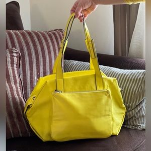 Pour La Victoire large natural leather handbag in color “yellow lemon”.